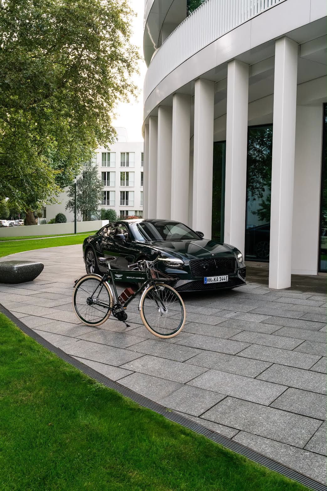 Bentley × Velorbis e-bike in front of a Bentley in Hamburg